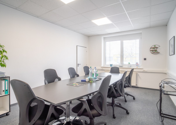 Na predaj priemyselný objekt s investičným potenciálom v Senci