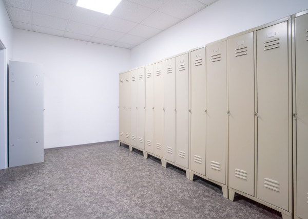 Na predaj priemyselný objekt s investičným potenciálom v Senci