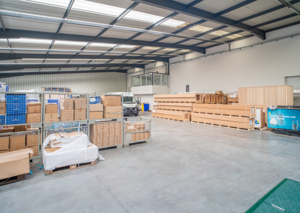 Na predaj priemyselný objekt s investičným potenciálom v Senci