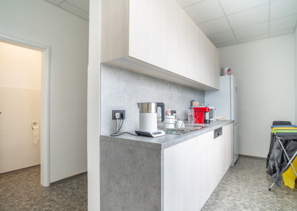 Na predaj priemyselný objekt s investičným potenciálom v Senci