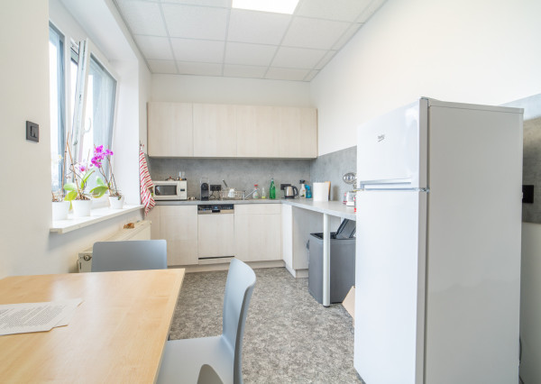 Na predaj priemyselný objekt s investičným potenciálom v Senci