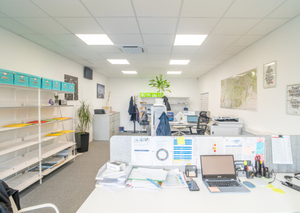 Na predaj priemyselný objekt s investičným potenciálom v Senci