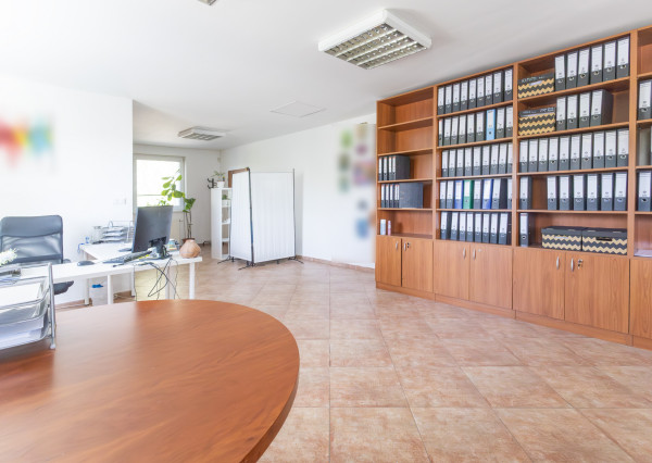 Na prenájom priestranná kancelária s parkovaním v Šamoríne