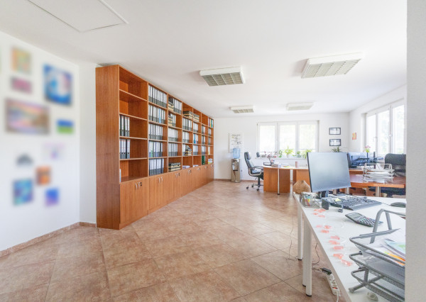 Na prenájom priestranná kancelária s parkovaním v Šamoríne