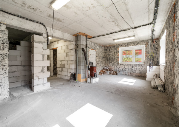 VÝRAZNE ZNÍŽENÁ CENA - Na predaj rozostavaný rodinný dom s veľkým pozemkom vo Vyšnom Kelčove