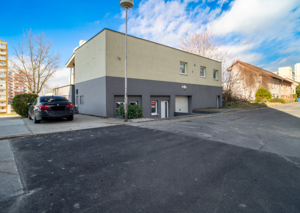 Na predaj dvojpodlažný rodinný dom s polyfunkciou v Trnave