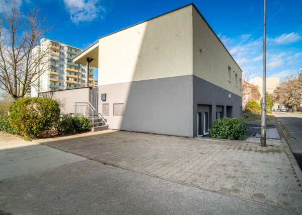 Na predaj dvojpodlažný rodinný dom s polyfunkciou v Trnave