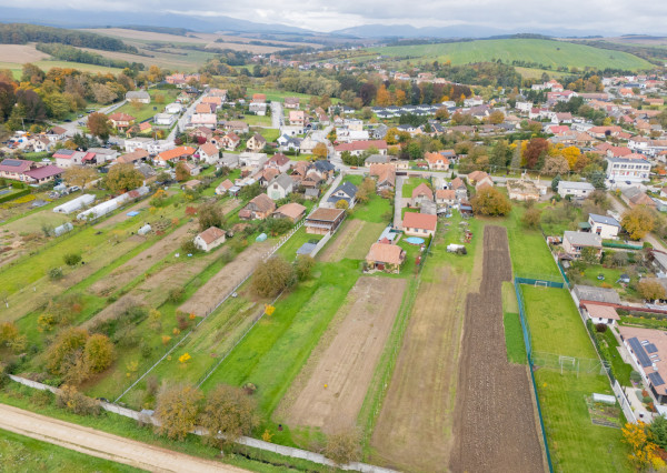 Na predaj rodinný dom so slnečným pozemkom-Veľké Chlievany
