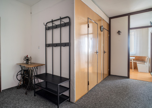 REZERVOVANÉ: Na predaj čiastočne zariadený 3-izbový byt na ulici Martina Rázusa v Malackách