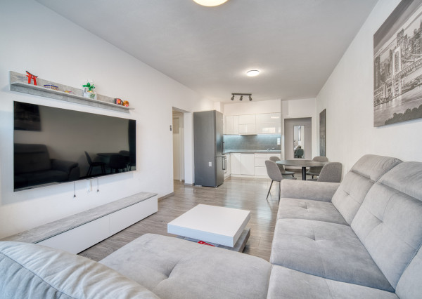 Na predaj moderný 3-izbový byt vo výbornej lokalite Serede