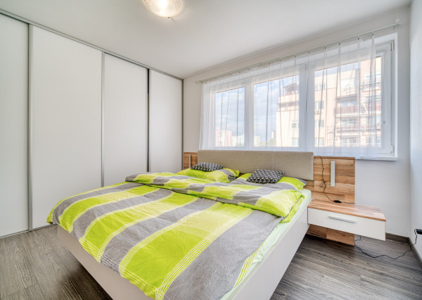 Na predaj moderný 3-izbový byt vo výbornej lokalite Serede