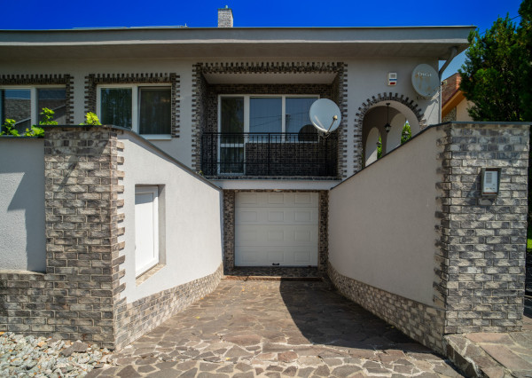 Na predaj rodinný dom s bazénom a saunou v Rohovciach