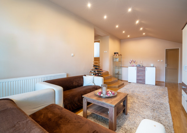 Na predaj rodinný dom s bazénom a saunou v Rohovciach