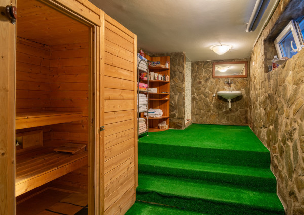 Na predaj rodinný dom s bazénom a saunou v Rohovciach