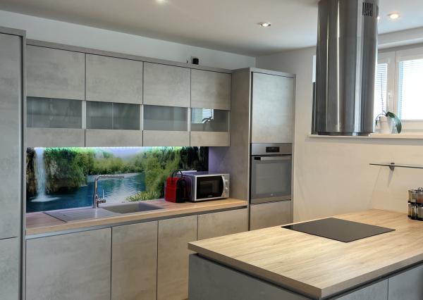 Na prenájom kompletne zariadený 2-izbový byt v obci Soblahov