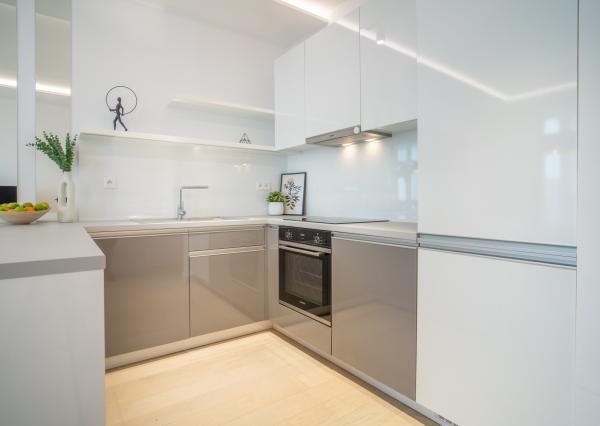 Na prenájom exkluzívny 2-izbový byt so šatníkom a panoramatickým výhľadom v projekte SKYPARK, Továrenská ulica