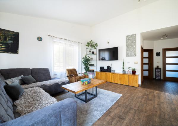 REZERVOVANÉ - Na predaj dom vhodný na podnikanie v Bzinciach pod Javorinou