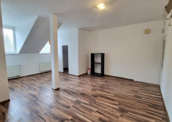 Na prenájom samostatná kancelária v centre Šamorína