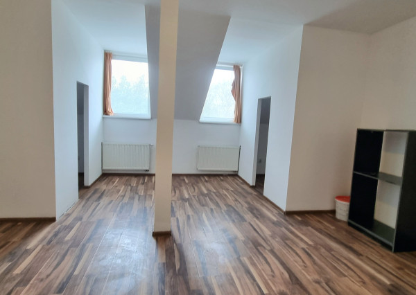 Na prenájom samostatná kancelária v centre Šamorína