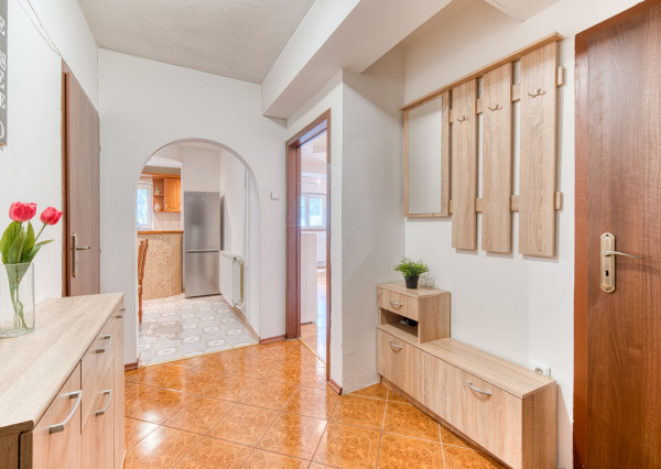 REZERVOVANÉ: Na predaj 2-izbový byt vo Veľkých Levároch