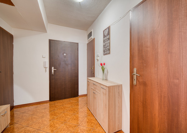 REZERVOVANÉ: Na predaj 2-izbový byt vo Veľkých Levároch