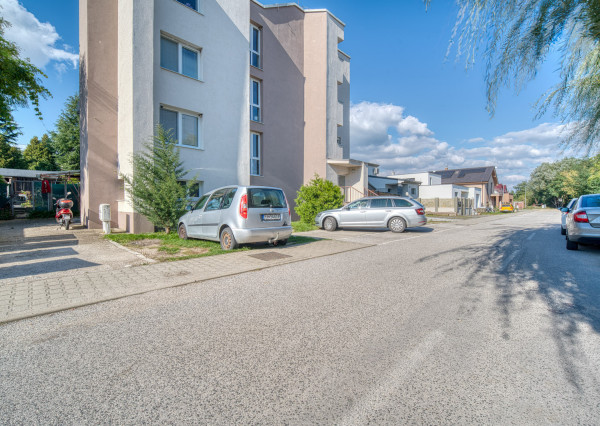 REZERVOVANÉ: Na predaj 2-izbový byt vo Veľkých Levároch