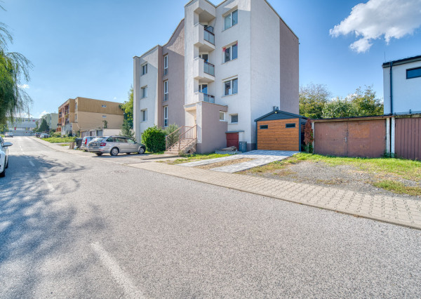 REZERVOVANÉ: Na predaj 2-izbový byt vo Veľkých Levároch