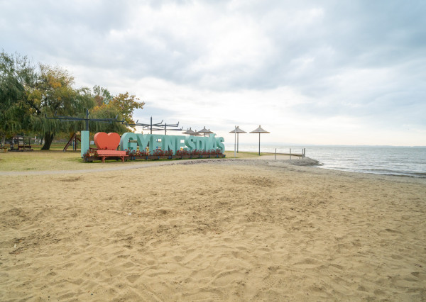 Na predaj stavebné pozemky na Balatone-Építési telek eladó.