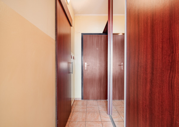 Na predaj čiastočne zariadená garsónka v Seredi