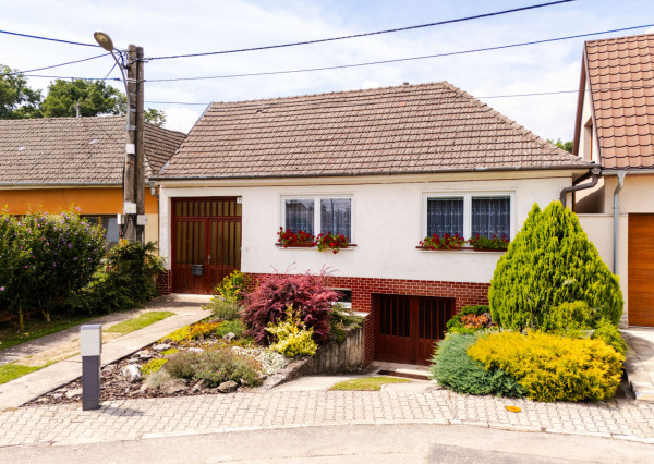 REZERVOVANÉ: Na predaj priestranný dom s veľkým pozemkom v Pobedime