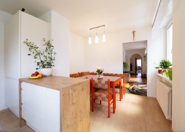 REZERVOVANÉ: Na predaj priestranný dom s veľkým pozemkom v Pobedime