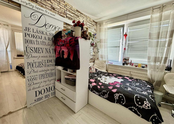 EXKLUZÍVNE NA PREDAJ – 3-IZBOVÝ BYT S DVOMA BALKÓNMI, UL. MOJMÍROVA, BÁNOVCE NAD BEBRAVOU