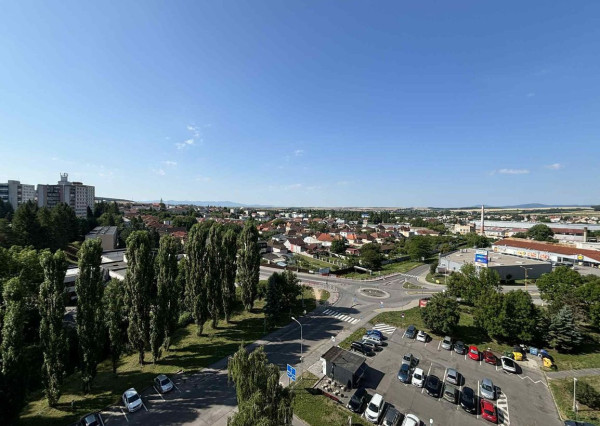 EXKLUZÍVNE NA PREDAJ – 3-IZBOVÝ BYT S DVOMA BALKÓNMI, UL. MOJMÍROVA, BÁNOVCE NAD BEBRAVOU