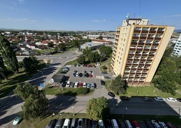 EXKLUZÍVNE NA PREDAJ – 3-IZBOVÝ BYT S DVOMA BALKÓNMI, UL. MOJMÍROVA, BÁNOVCE NAD BEBRAVOU