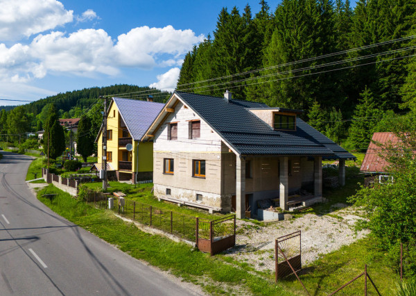 Rozostavaný dom na dokončenie podľa seba s veľkým pozemkom