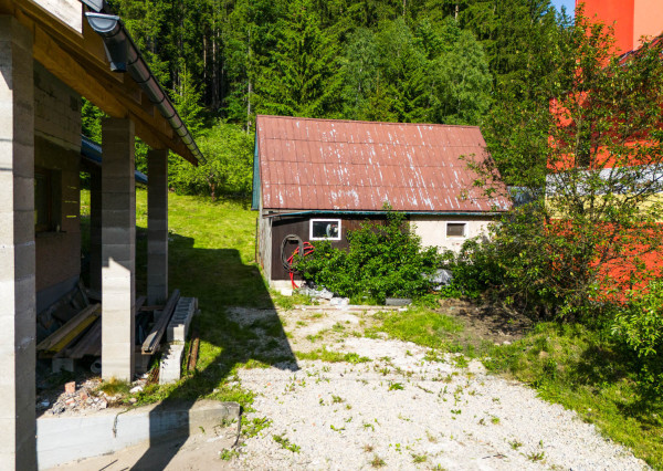 Rozostavaný dom na dokončenie podľa seba s veľkým pozemkom