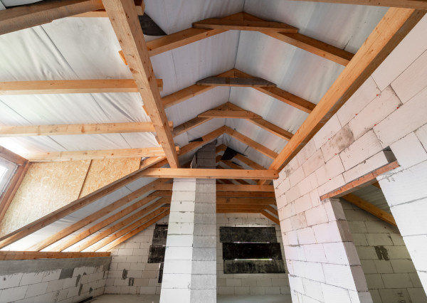 Rozostavaný dom na dokončenie podľa seba s veľkým pozemkom