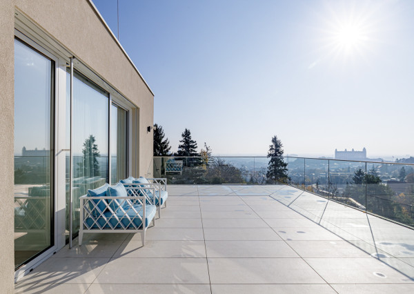 Na predaj vila so smart technológiami a výťahom na Slavíne