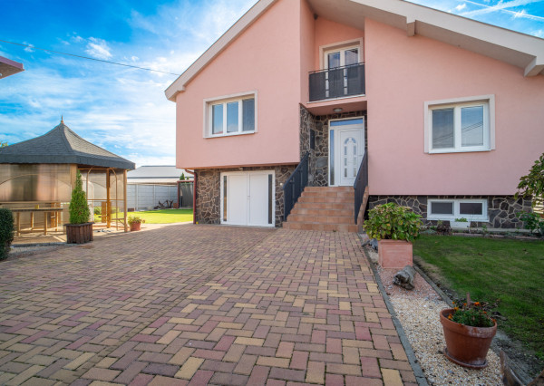 Na predaj priestranný 5-izbový rodinný dom v pokojnej lokalite mesta Gabčíkovo