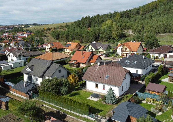 Na predaj priestranný rodinný dom v pokojnej lokalite Hôrka