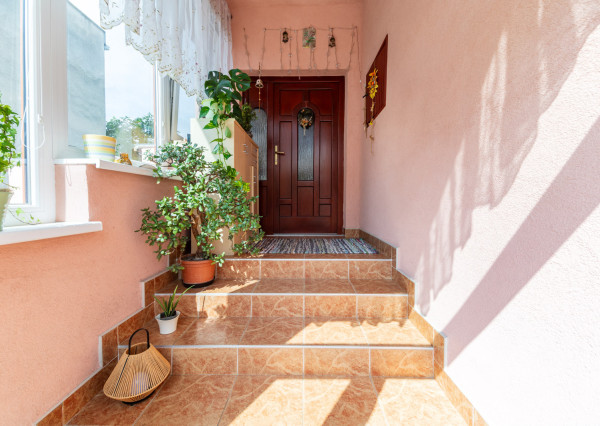 Nová znížená cena! Na predaj 5-izbový rodinný dom s veľkou záhradou v Novej Vsi nad Váhom