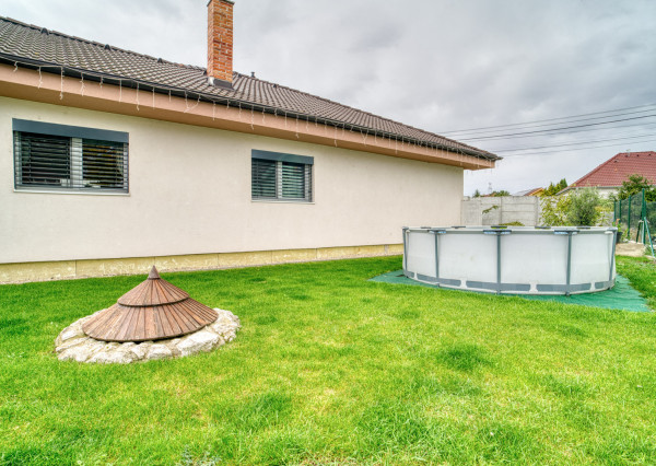 Na predaj priestranný 4-izbový rodinný dom v Malženiciach