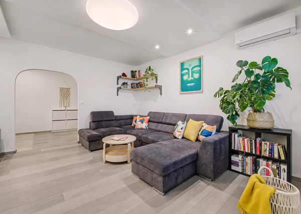 Na predaj kompletne zariadený 3-izbový byt v Petržalke