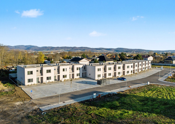 Na predaj skolaudovaný výnimočný 4-izbový byt s vlastnou záhradou vo Veľkom Orvišti