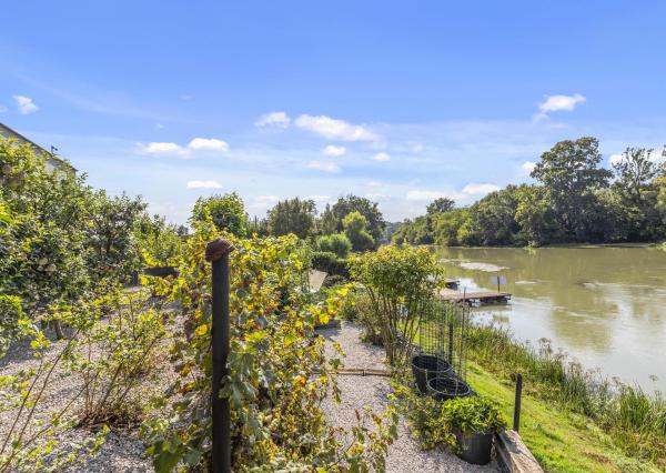 Na predaj štýlový penzión s priamym prístupom k vode v obci Blahová