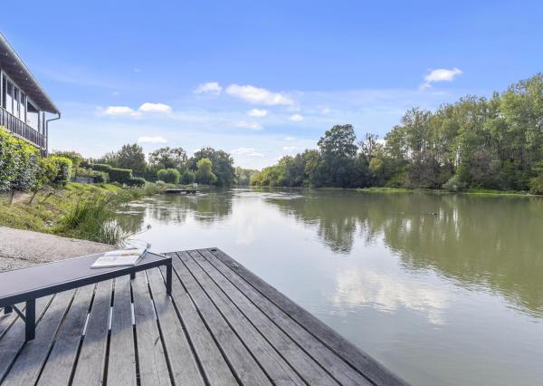 Na predaj štýlový penzión s priamym prístupom k vode v obci Blahová