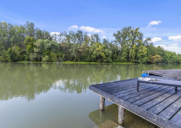 Na predaj štýlový penzión s priamym prístupom k vode v obci Blahová