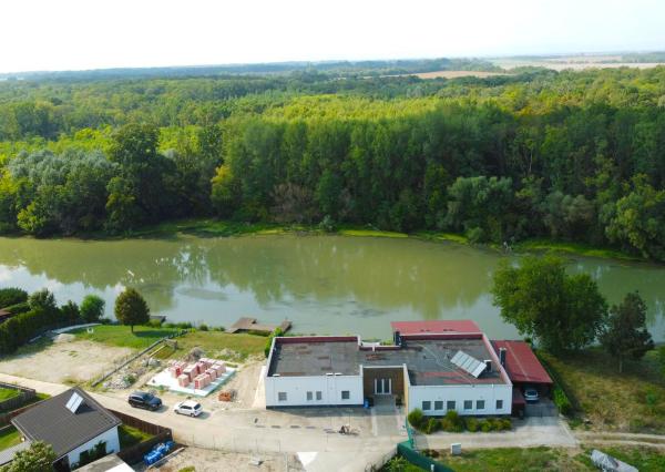Na predaj štýlový penzión s priamym prístupom k vode v obci Blahová