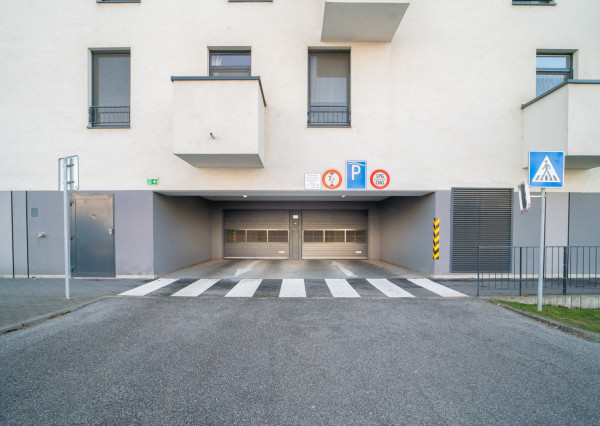 Na prenájom garážové parkovacie miesto na Slnečniciach v Petržalke