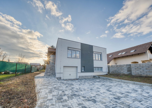 Na predaj rodinný dom s garážou v obci Šoporňa – štandard je zahrnutý v cene